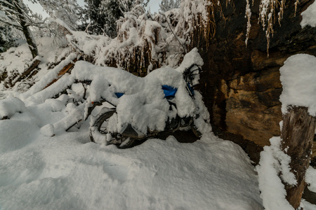 Majestic winter landscape glowing by sunlight in the morning. Dramatic wintry scene in himalayas - Indiaの写真素材