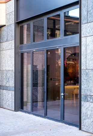 Detail of the entrance to a restaurant with a glass door.