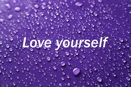 Water drops on purple backgroundの写真素材