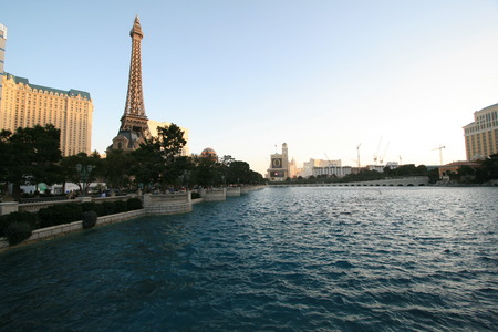 Bellagio pool and Eiffel Tower in Las Vegasのeditorial素材