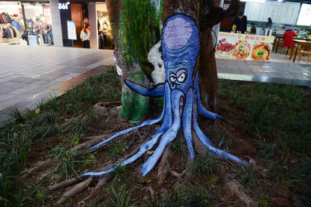 Wildlife portraits on a tree trunkのeditorial素材