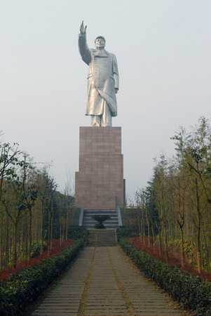 Chongqing's largest stainless steel statue of Chairman Maoのeditorial素材