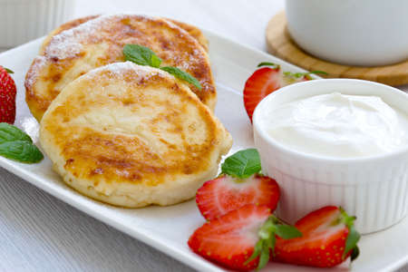 cottage sheese pancakes with fresh strawberriesの写真素材