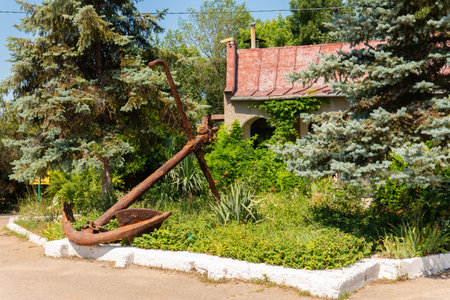 RUSSIA, CRIMEA - JUL 09, 2022: Holy anchor sevastopol monument russia crimea sailor cat summer war, from old keiduk from square and tree pyotr, petropavlovsky bas. Culture nuclei memorable,のeditorial素材