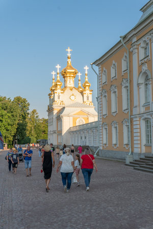 RUSSIA, PETERSBURG - AUG 19, 2022: fountain petersburg palace russia peterhof grand st heritage golden, for church blue for gold for saint sky, summer landscape. Unesco sight statue,のeditorial素材