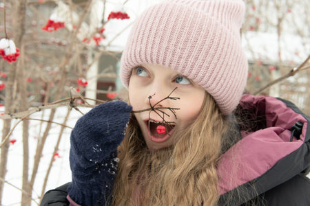 christmas tree girl pine box present mountain next winter holiday celebration gift beautifulの写真素材