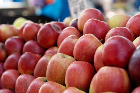 Red apples on a market stall. Yummy pile of apples in a market stall. Close-upの写真素材