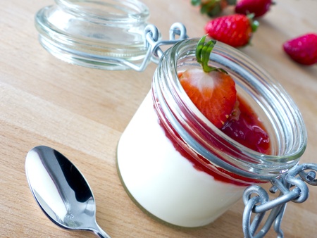 Panna cotta with strawberries in jar
の写真素材