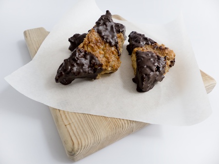 Nut slices on wooden board and baking paper 

の写真素材