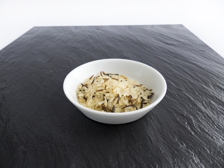 Wild rice in a bowl on a slate 

の写真素材