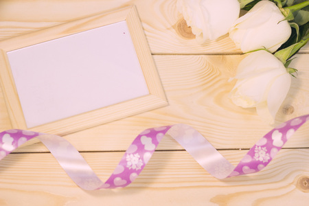 White roses on natural wooden backgroundの写真素材