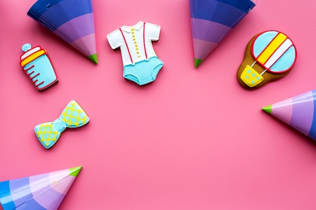 baby shower frame with cookies for celebration on pink top view mock upの写真素材