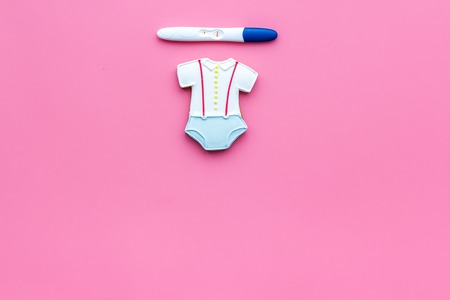 Pregnancy test pink background top view mock upの写真素材