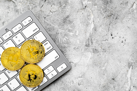 Online payment with golden bitcoins and keyboard on gray background top view mock-upの写真素材
