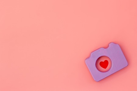Blogger concept with photo camera on pink background top view mockupの写真素材