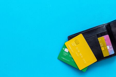 Pay by card in online shop concept and wallet on blue background top view mock-upの写真素材