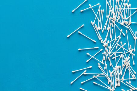 pattern of cosmetic cotton swabs on blue background top view mock-upの写真素材