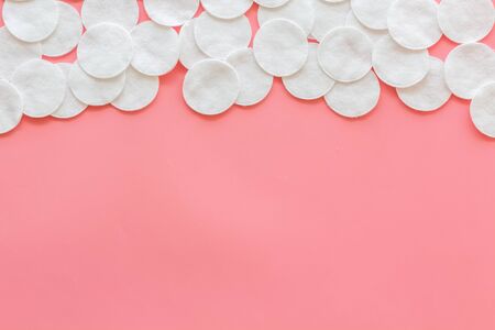 pattern of cosmetic cotton pads on pink background top view mockupの写真素材