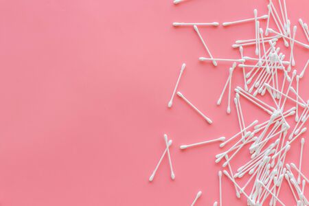 pattern of cosmetic cotton swabs on pink background top view mock-upの写真素材