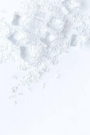 Pile of ice cubes on white bar desk background top view mockupの写真素材