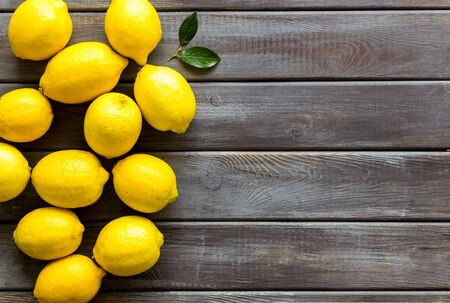 Lemons frame. Whole fruits on wooden backgroud top-down.の写真素材