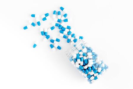 Creatine capsules. Pills scattered on white background top viewの写真素材