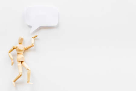 Wooden man figure presenting and showing on speech bubble bannerの写真素材