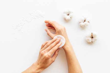Female hands holding cotton pads for cleansing skin and careの写真素材
