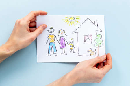 Kiddie stily picture og family at home. Mortgage conceptの写真素材