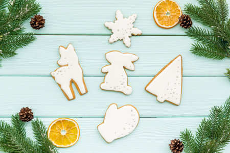 White Christmas gingerbread cookies with fir tree branches. New Year background.の写真素材