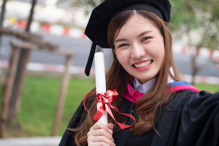 Newly graduate female college student looking for a job via online mediaの写真素材