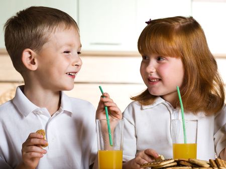 Children drink juice
の写真素材
