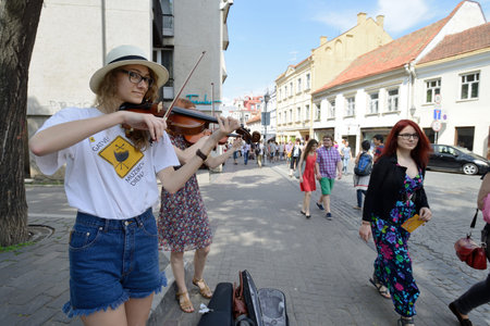 VILNIUS, LITHUANIA - MAY 18: Unidentified musician play violin in Street music day on May 18, 2013 in Vilnius. Its a most popular event on May in Vilnius, Lithuaniaのeditorial素材