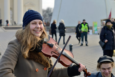 VILNIUS, LITHUANIA - MARCH 8: Unidentified musician in annual traditional crafts fair - Kaziuko fair on Mar 8, 2015 in Vilnius, Lithuaniaのeditorial素材