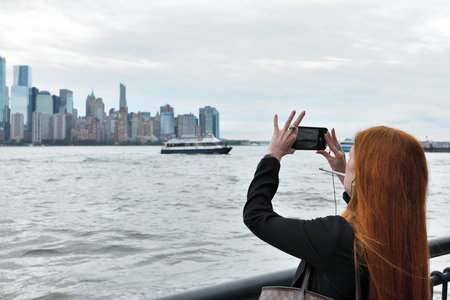 JERSEY CITY, USA - AUG. 23 : Unidentified people taking photo of Manhattan on August 23, 2017 in New York City, NY. Manhattan is the most densely populated borough of New York City.のeditorial素材