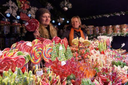 VILNIUS, LITHUANIA - DECEMBER 02: Unidentified people trade food in annual traditional Christmas fair on December 02, 2017 in Vilnius Lithuania.のeditorial素材