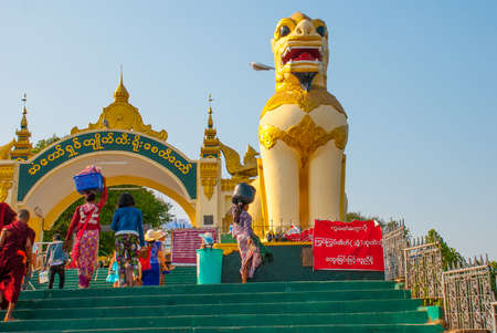 Chinthe. Golden rock or Kyaiktiyo pagoda with blue sky background, Myanmarの写真素材