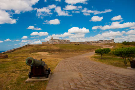 Gun at the road entrance to the old fortress. Castle San Pedro de la Roca del Morro, Santiago de Cuba, Cuba.の写真素材