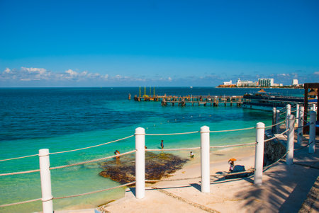 MEXICO, CANCUN - MARCH 2018: Exotic Paradise. Tropical Resort. Caribbean sea, Cancun. Mexico beach tropical in Caribbeanのeditorial素材