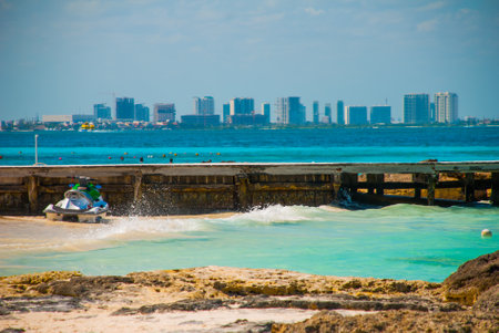 MEXICO, CANCUN - MARCH 2018: Exotic Paradise. Tropical Resort. Caribbean sea, Cancun. Mexico beach tropical in Caribbeanのeditorial素材