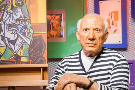 BANGKOK, THAILAND - DECEMBER 19: Wax figure of the famous Pablo Picasso from Madame Tussauds on December 19, 2015 in Bangkok, Thailandのeditorial素材