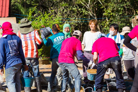 LAMPANG, THAILAND - NOVEMBER 5 : unidentified thai teenagers in working camp mixing concrete with mixer machine on November 5, 2016 in Lampang, Thailand.のeditorial素材