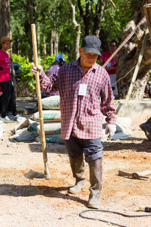 LAMPANG, THAILAND - NOVEMBER 5 : unidentified thai worker preparing the area for pouring concrete to make plaza on November 5, 2016 in Lampang, Thailand.のeditorial素材