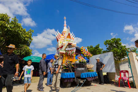 CHIANG RAI, THAILAND - NOVEMBER 19 : unidentified Thai people in funeral preparing direction for walking  to the graveyard on November 19, 2016 in Chiang rai, Thailandのeditorial素材