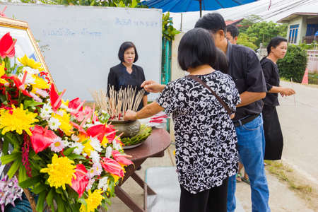 CHIANG RAI, THAILAND - NOVEMBER 19 : unidentified Thai people participating traditional buddhist funeral on November 19, 2016 in Chiang rai, Thailand.のeditorial素材