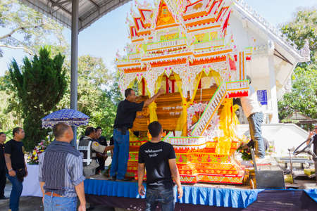 CHIANG RAI, THAILAND - NOVEMBER 19 : unidentified Thai people trying to carry coffin to the crematory on November 19, 2016 in Chiang rai, Thailandのeditorial素材