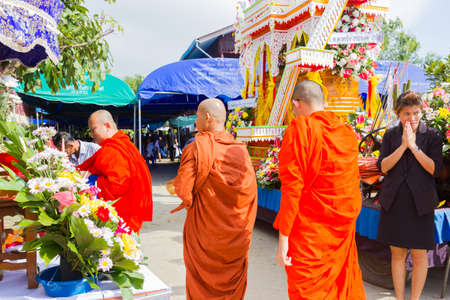 CHIANG RAI, THAILAND - NOVEMBER 19 : unidentified Thai people participating traditional buddhist funeral on November 19, 2016 in Chiang rai, Thailand.のeditorial素材