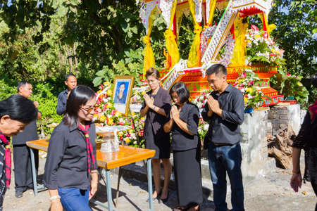 CHIANG RAI, THAILAND - NOVEMBER 19 : family of dead man thank to people who coming to the funeral on November 19, 2016 in Chiang rai, Thailandのeditorial素材