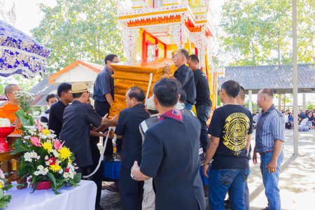 CHIANG RAI, THAILAND - NOVEMBER 19 : unidentified Thai people trying to carry coffin to the crematory on November 19, 2016 in Chiang rai, Thailandのeditorial素材