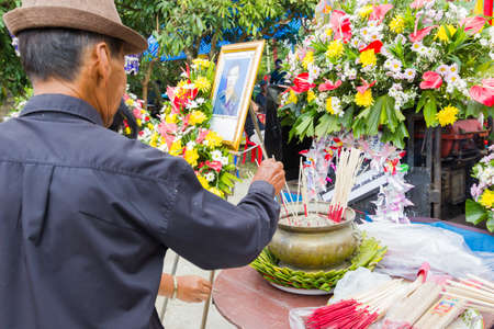 CHIANG RAI, THAILAND - NOVEMBER 19 : unidentified Thai people participating traditional buddhist funeral on November 19, 2016 in Chiang rai, Thailand.のeditorial素材